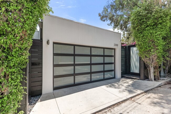 Building Photo - Architectural Contemporary with Panoramic ...