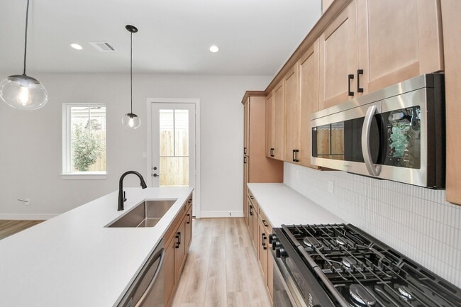 Building Photo - 6523 Tree Branch Dr