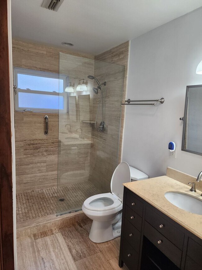 Building Photo - Recently renovated and ready to move in.