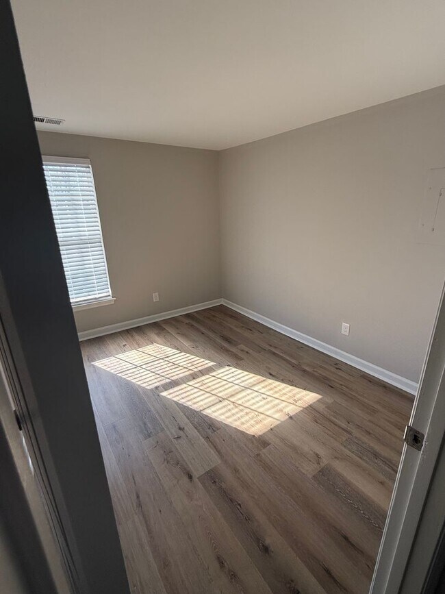 Building Photo - 3 BEDROOM CONDO. Walking Distance to University of NC-Charlotte
