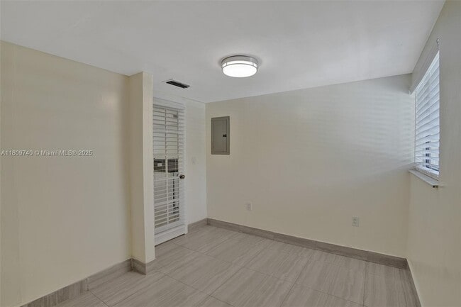 Building Photo - 2529 NE 135th St