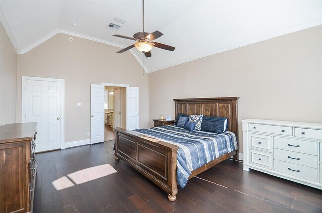 Building Photo - 5835 Stratford Gardens Dr