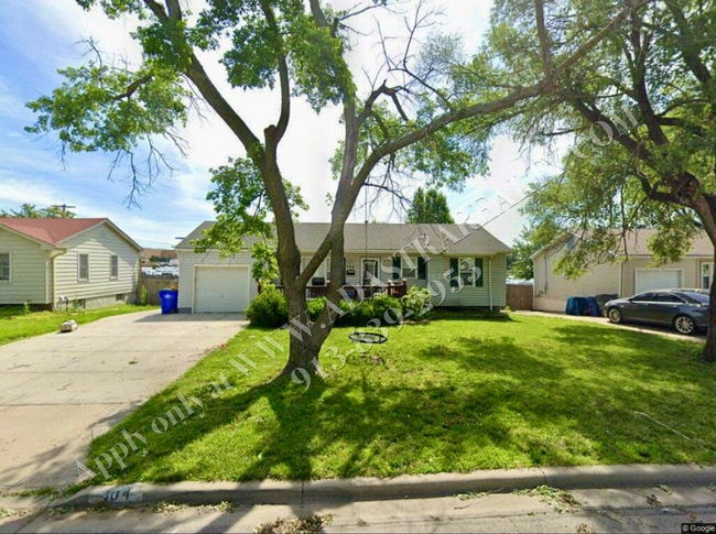 Primary Photo - Cute 3 Bed 1 Bath Home in Olathe-Available...