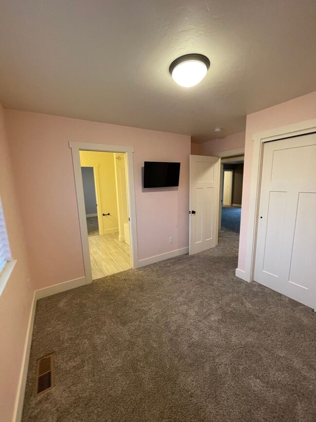 Building Photo - Beautiful Pet Friendly Home