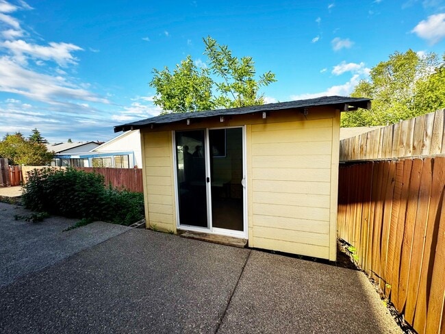 Building Photo - Spacious 3-4 Bedroom Home with Low Mainten...