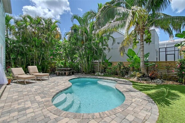 Building Photo - 1738 Siesta Dr