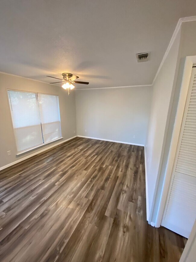 Building Photo - San Vincente