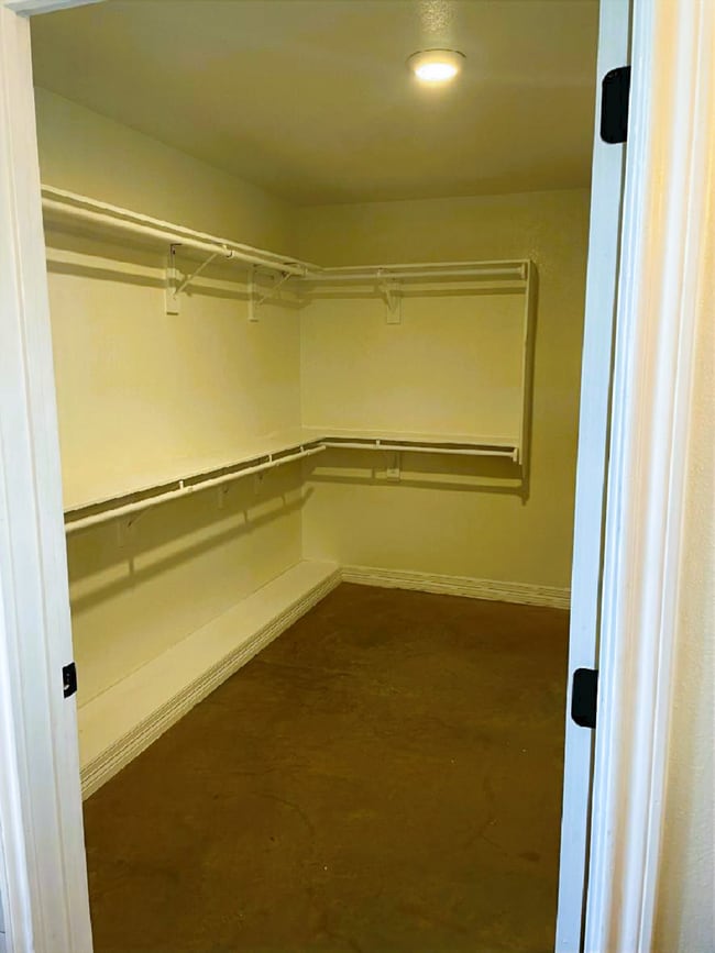 Building Photo - 713 Overlook Dr