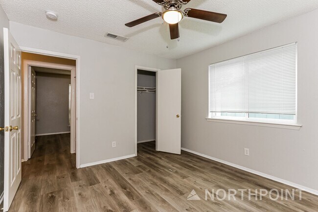 Building Photo - Mesmerizing Single Family Home | 3 BR/1.5 BA | 1-Car Covered Parking | Front and back yard!