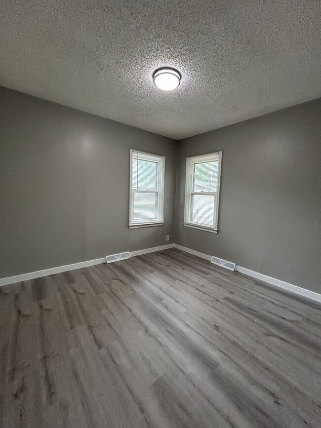Building Photo - 806 W Kansas St