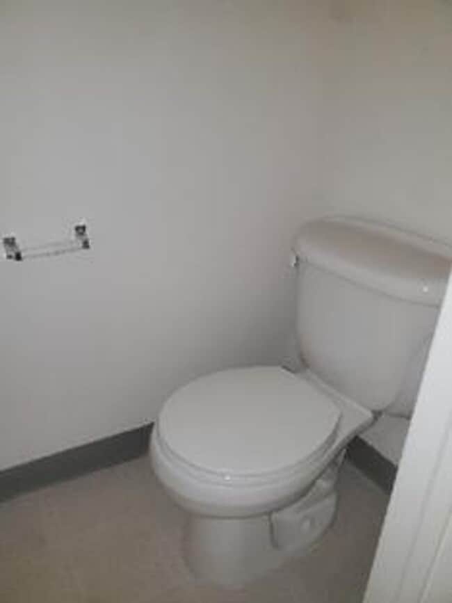 Building Photo - STUDENTS WELCOME! 4 Bed 2 Bath House 1 Block North of CSU