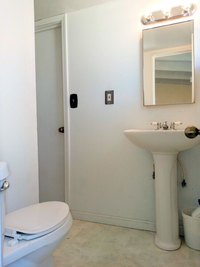 Building Photo - Refurbished 3bd Single Story House With Carport & Large Yards