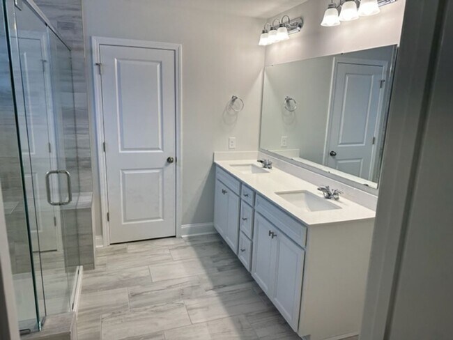 Building Photo - 5 Bedroom / 4 Bathroom House at Malind Bluff