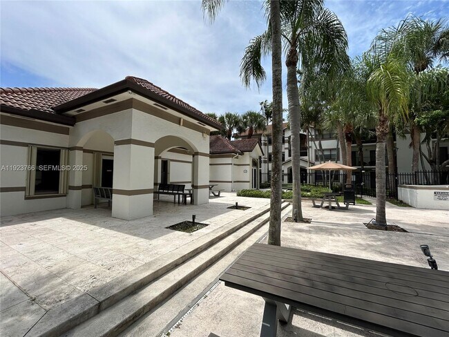 Building Photo - 620 S Park Rd