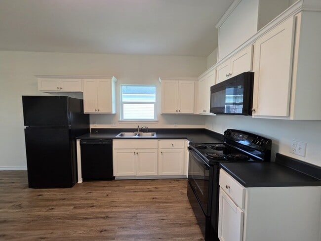 Building Photo - 4-Bed 2 Bath 2 Car Garage-Available July f...