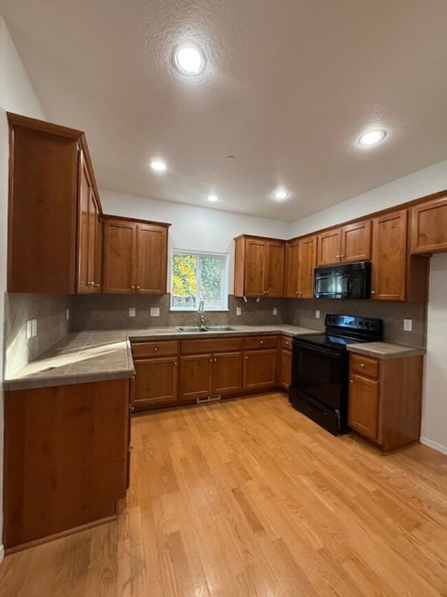 Building Photo - 3 Bedroom 2.5 Bath Forest Grove OR