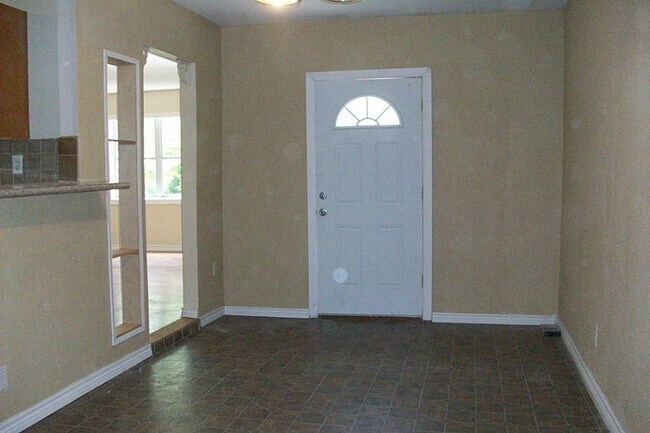 Building Photo - 500 Bluebonnet Dr