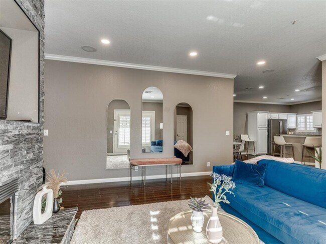 Building Photo - 6162 N Brookline Ave