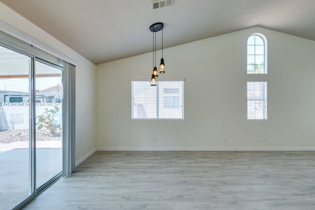 Building Photo - Fully upgraded 3 bedroom house on large lo...