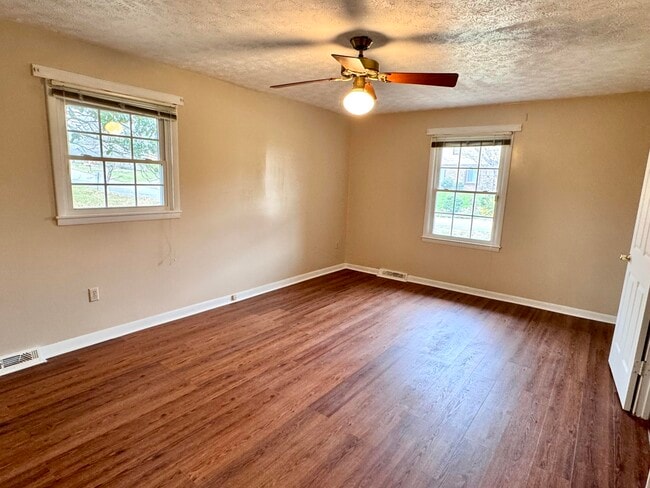 Building Photo - 303 Robin Dr