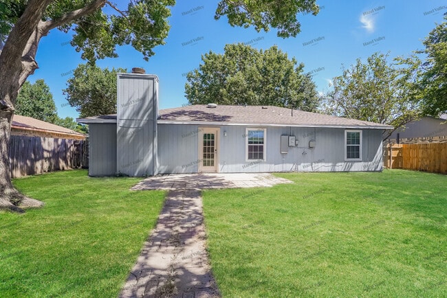 Building Photo - 806 Clover Ln