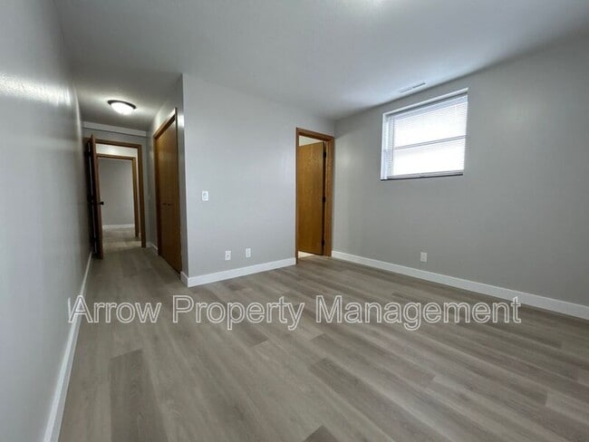 Building Photo - 208 E 5th St