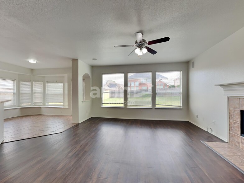 Building Photo - 4724 Ocean Dr