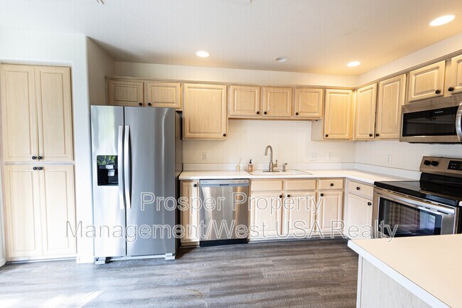 Building Photo - 15252 N 100th St