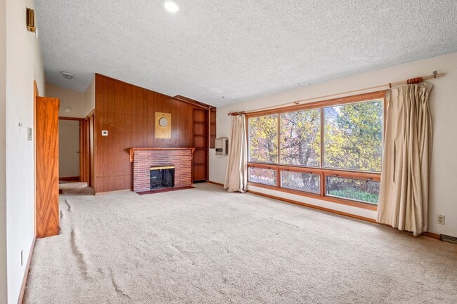 Building Photo - 4+ bed 2 bath available center of campus v...