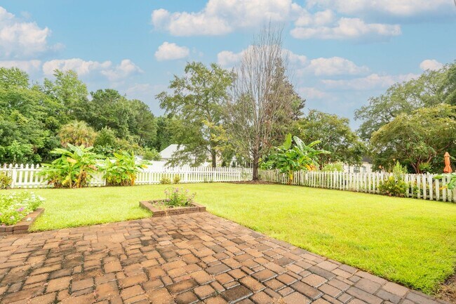 Building Photo - Serenity Meets Everyday Convenience!