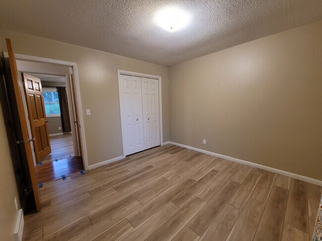 Building Photo - Coralville 4 bedroom 2.5 bath, 2 stall attached garage, fenced yard!