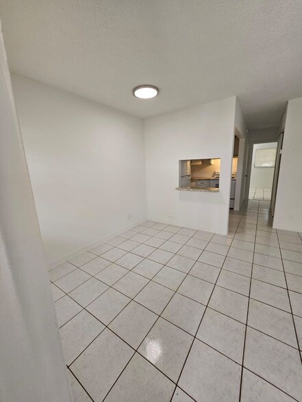 Building Photo - 1150 NE 17th Ct