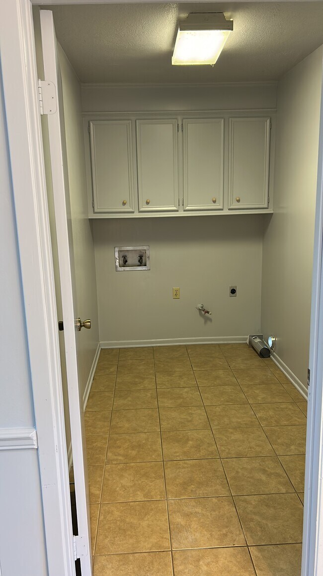 Building Photo - 1412 Woodbridge Dr