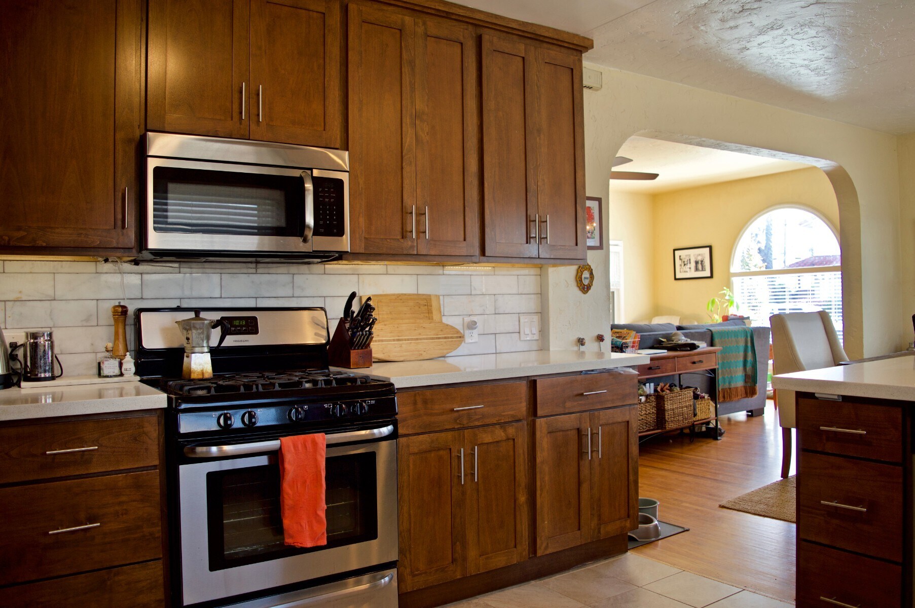 gas stove & microwave - 4770 Bancroft St