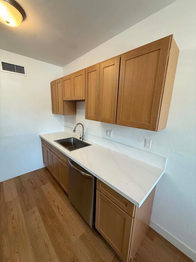 Building Photo - 1518 E Hedrick Dr