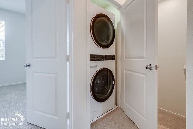 Building Photo - Stylish 3Bdm 3Ba Townhome with Chef’s Kitc...