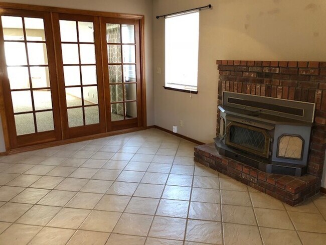 Building Photo - 980 Lakewood Dr