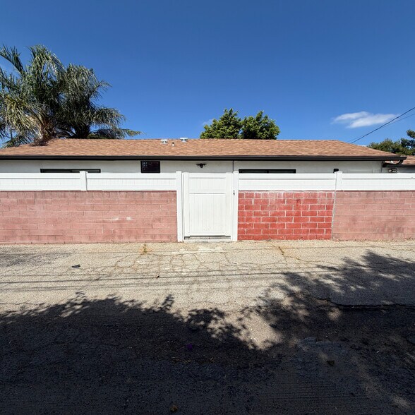 Building Photo - 11008 Haskell Ave