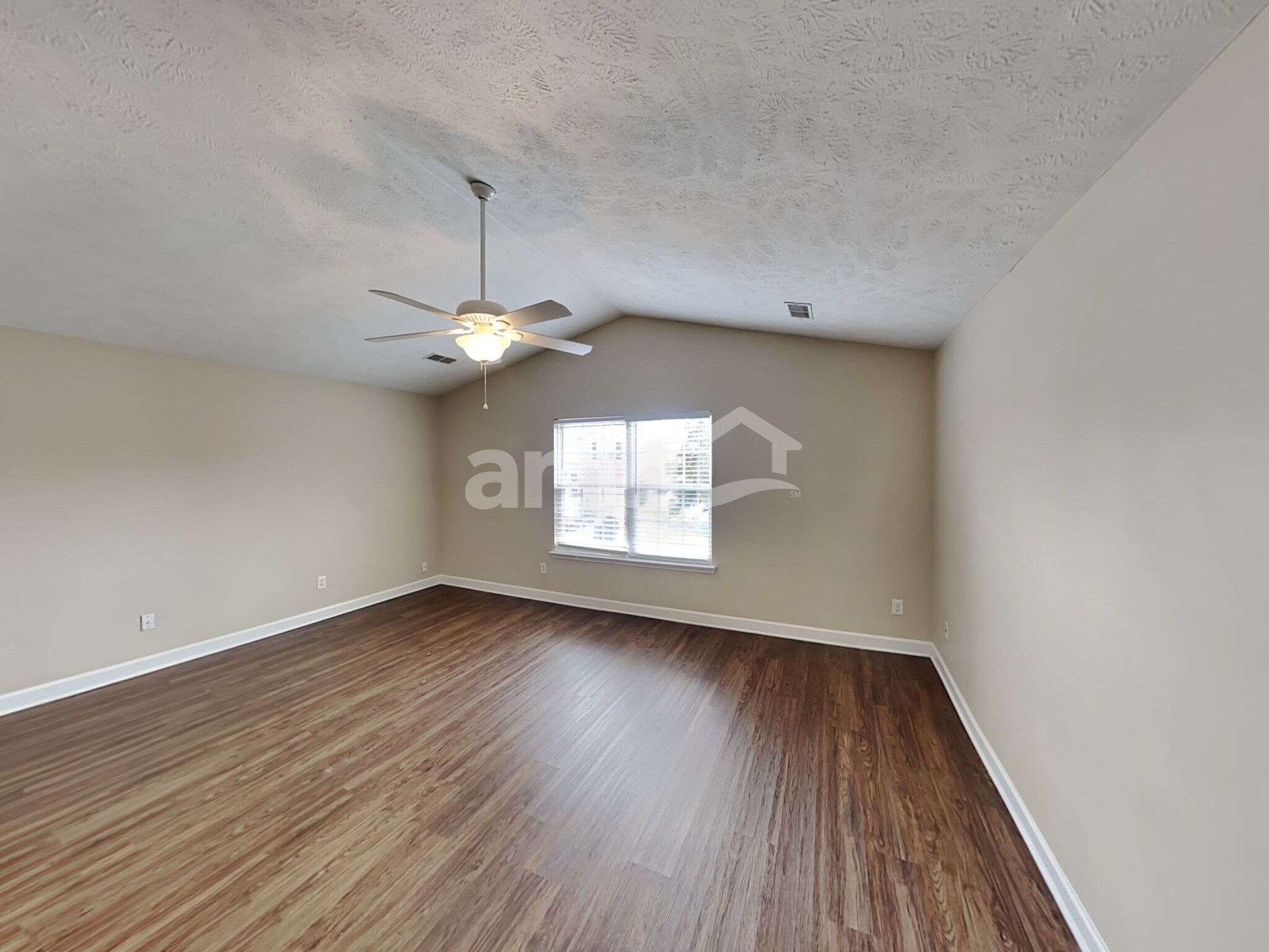 Building Photo - 8026 Meadowview Ln