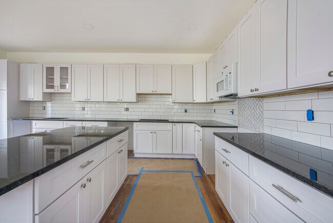 Building Photo - 624 Spring