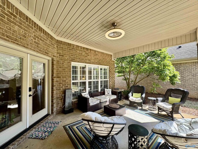 Building Photo - 1024 Split Rock Cove