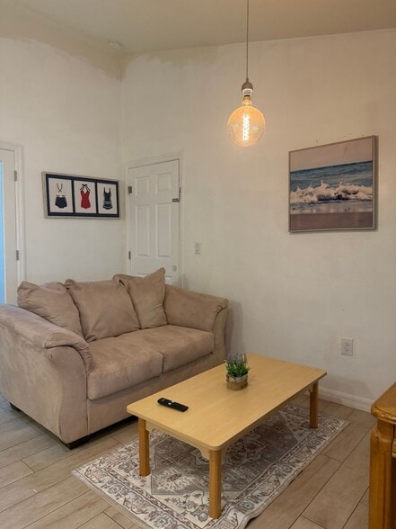 Building Photo - 502 W 9th St