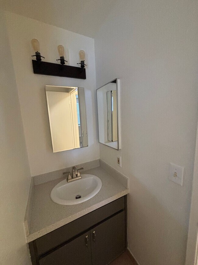 Building Photo - Beautiful 3 Bedroom, 1.5 Bath Townhome Available now!