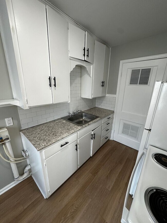 Building Photo - 810 S Crestway St