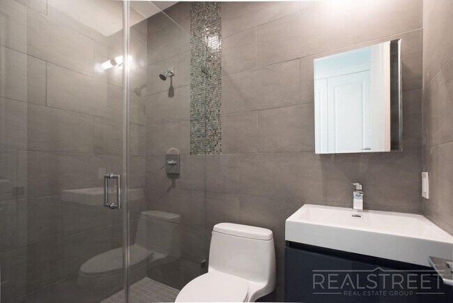 Building Photo - Super Bright 2 BED w LAUNDRY IN-Unit!