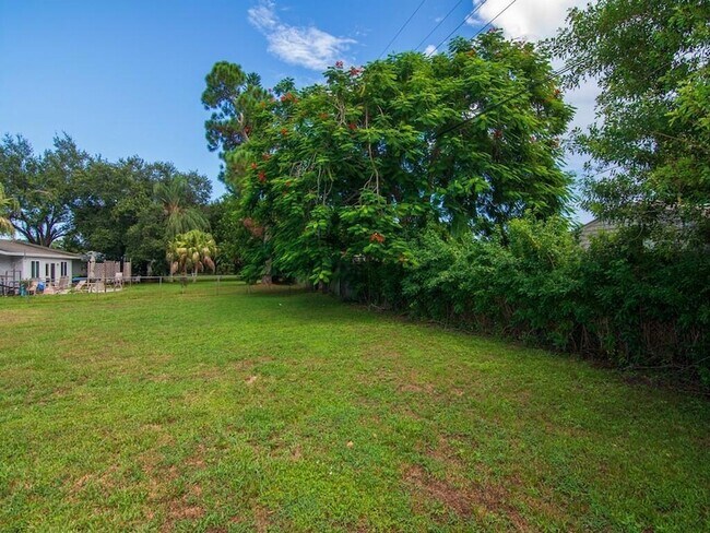 Building Photo - 226 SW Reynolds Ave