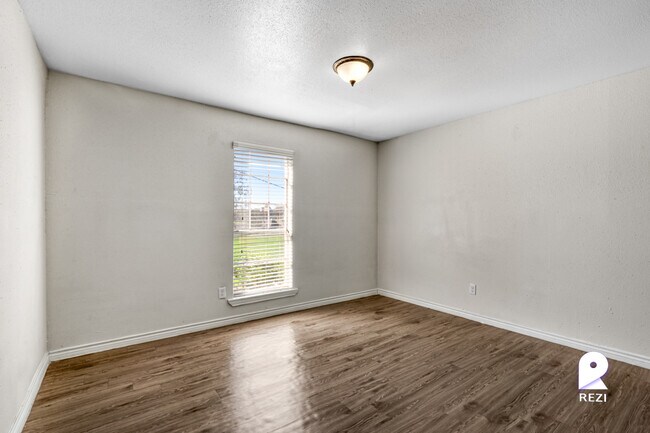 Building Photo - 11810 Algonquin Dr