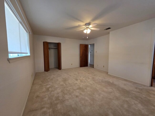 Building Photo - 704 Arrow Ln