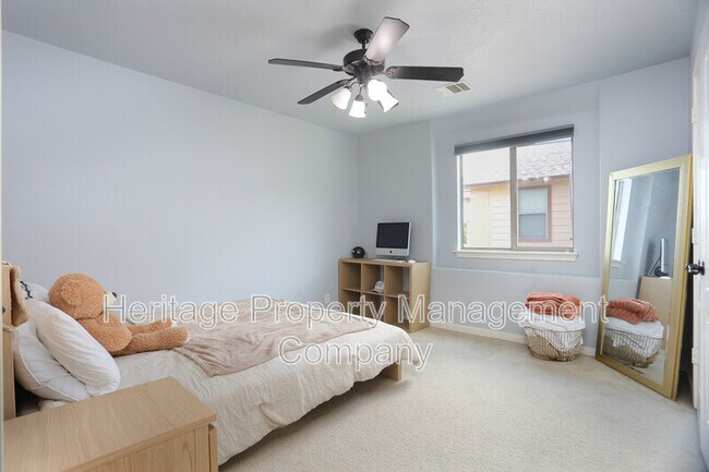 Building Photo - 611 Oxalis