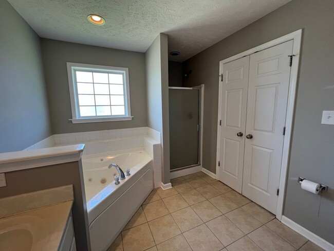 Building Photo - Lovely 2 Bed 2 Bath Condo with Community Pool